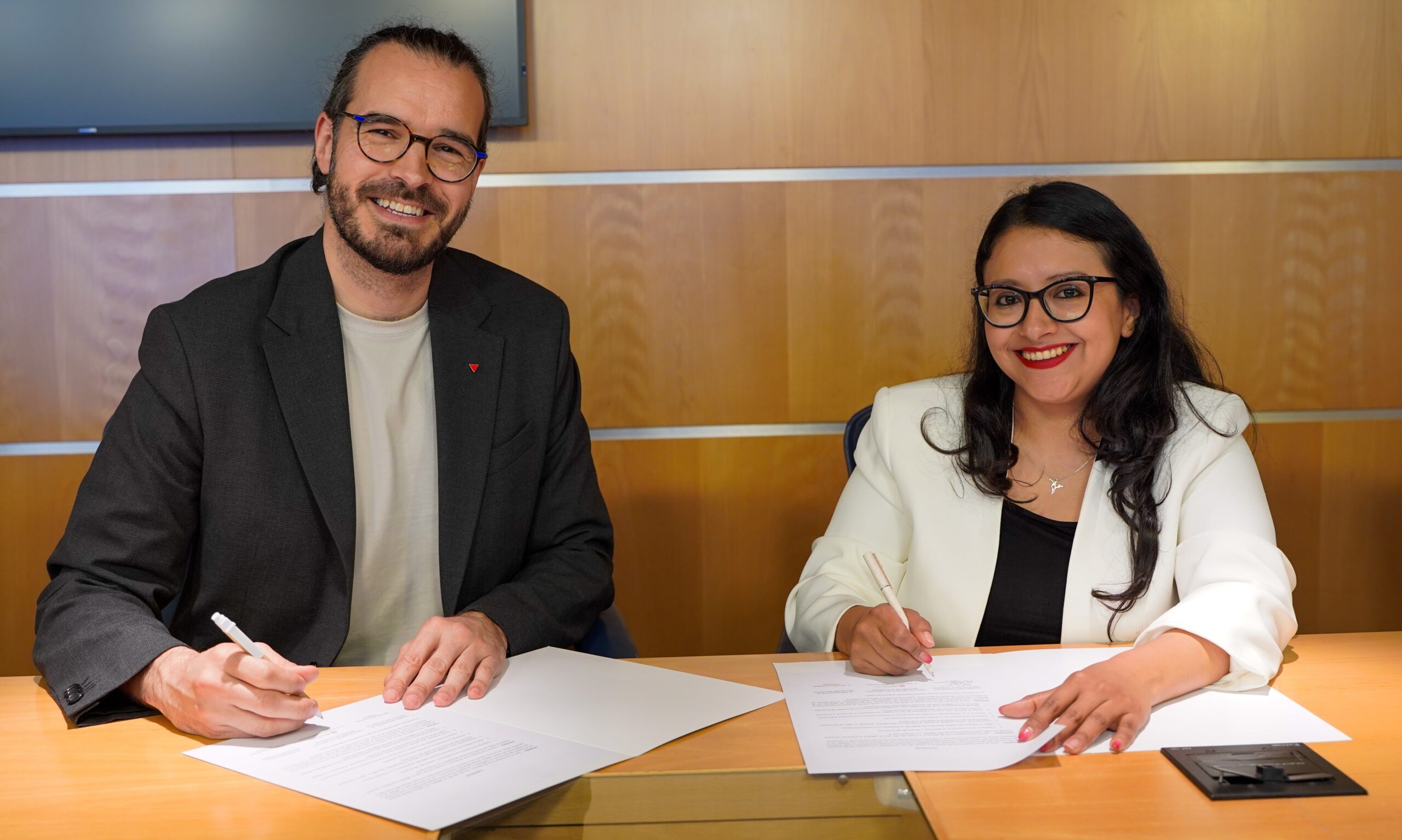 El director general del INJ, Txema Burgaleta, y la directora del INJUVE, Margarita Guerrero, durante la firma del convenio con Reconoce